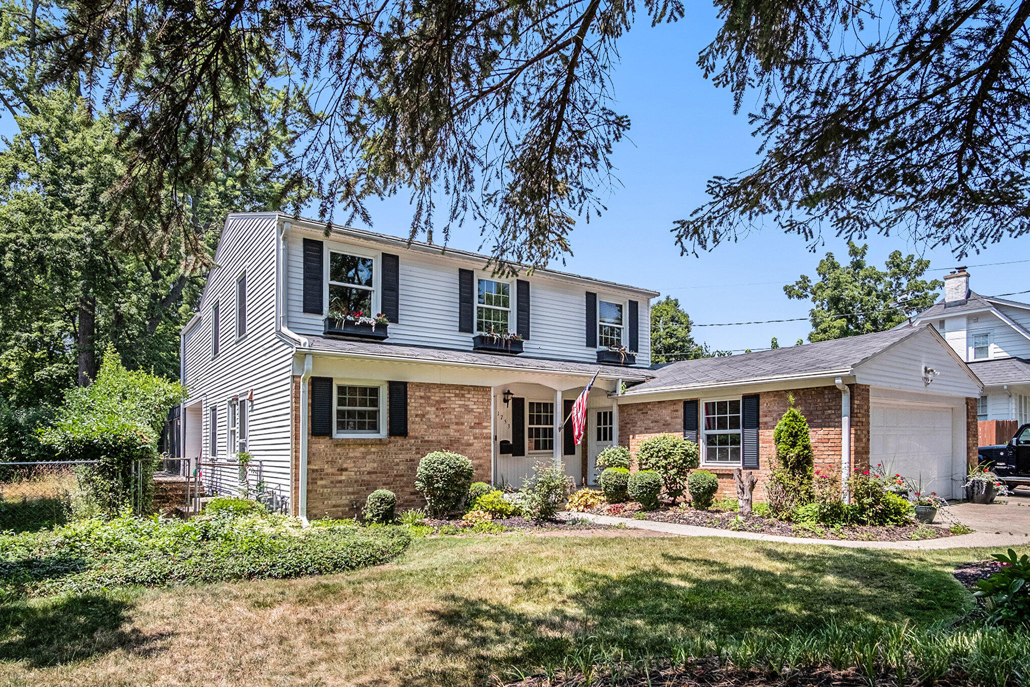 1753 Breton Road Southeast Grand Rapids, MI 49506 - Photo 2 of 62 002_dscf5865_850