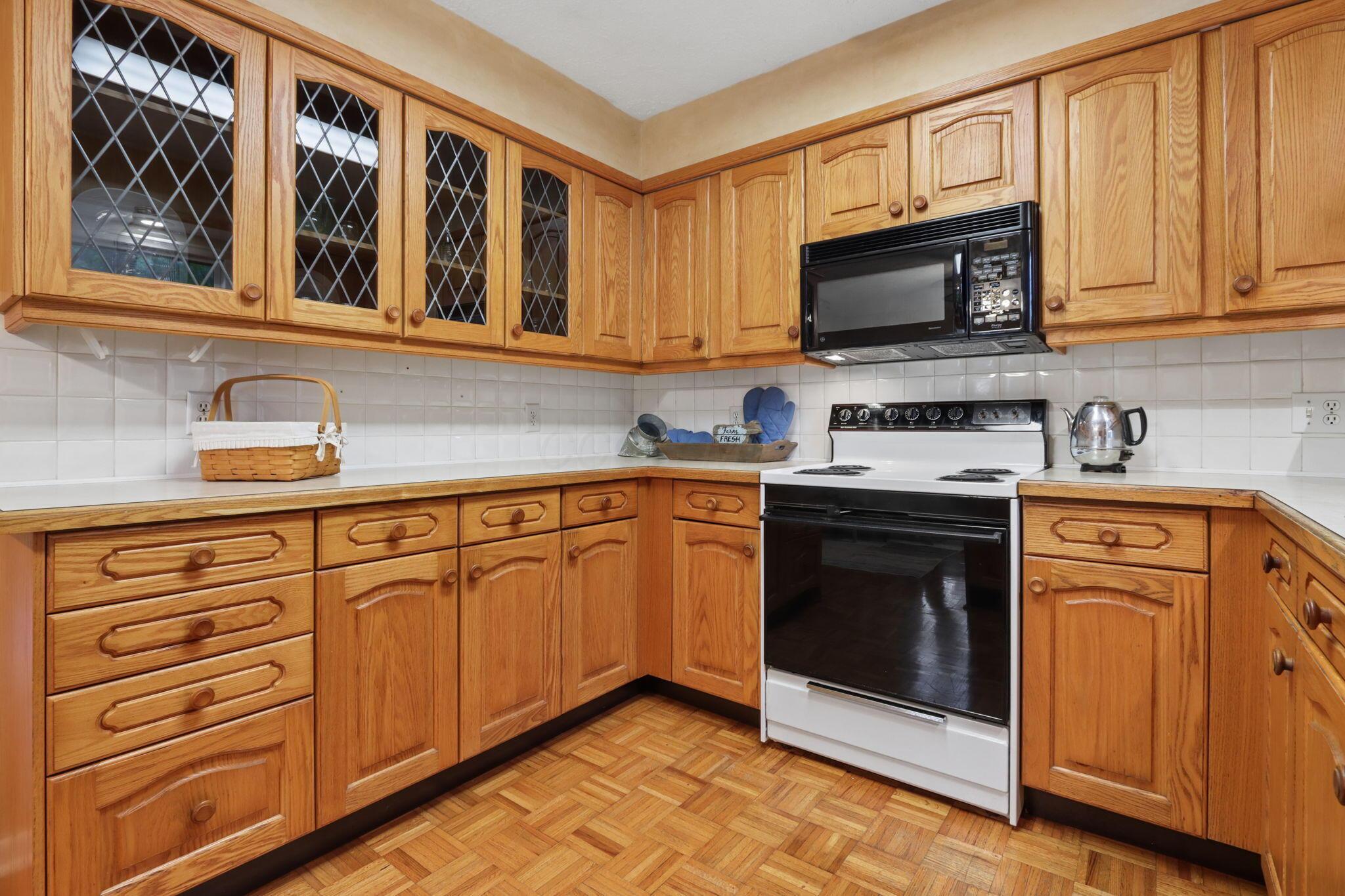 7115 Watkins Road Southwest Pataskala, OH 43062 - Photo 12 of 43 Glass-front upper cabinets