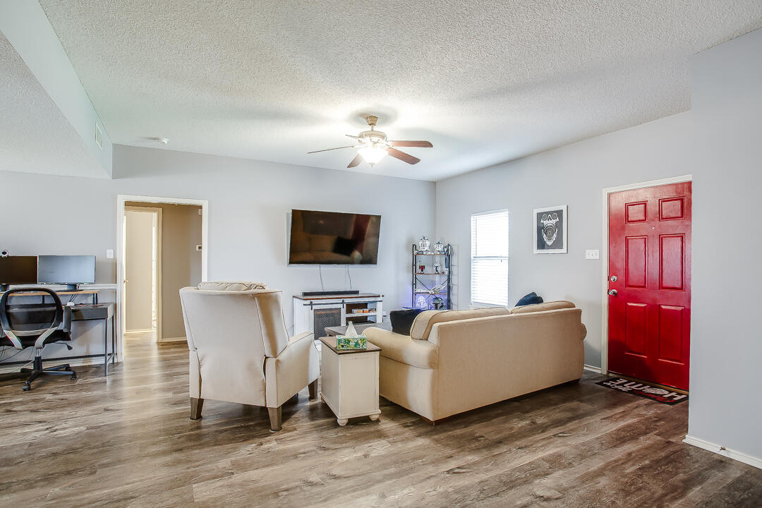 905 11th Street Wolfforth, TX 79382 - Photo 4 of 18 a living room with furniture and a flat screen tv