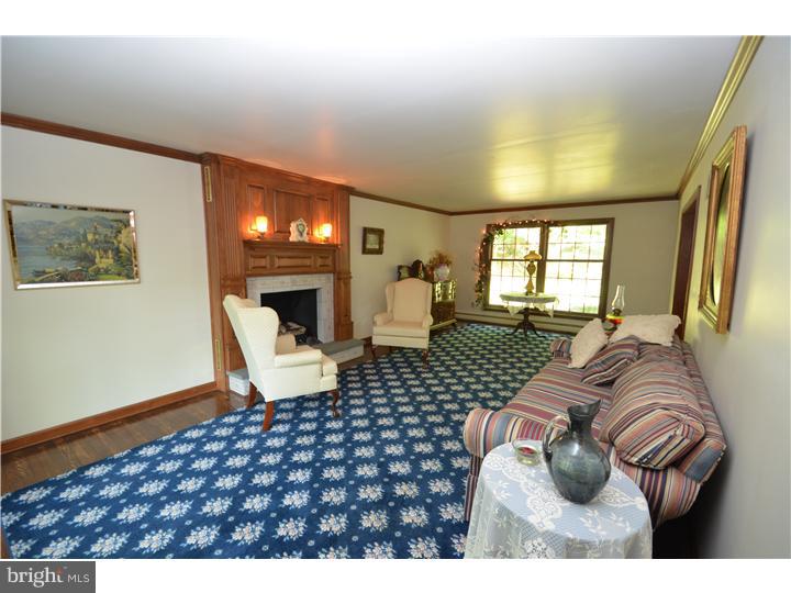 1322 Snyder Road Green Lane, PA 18054 - Photo 3 of 25 Living Room