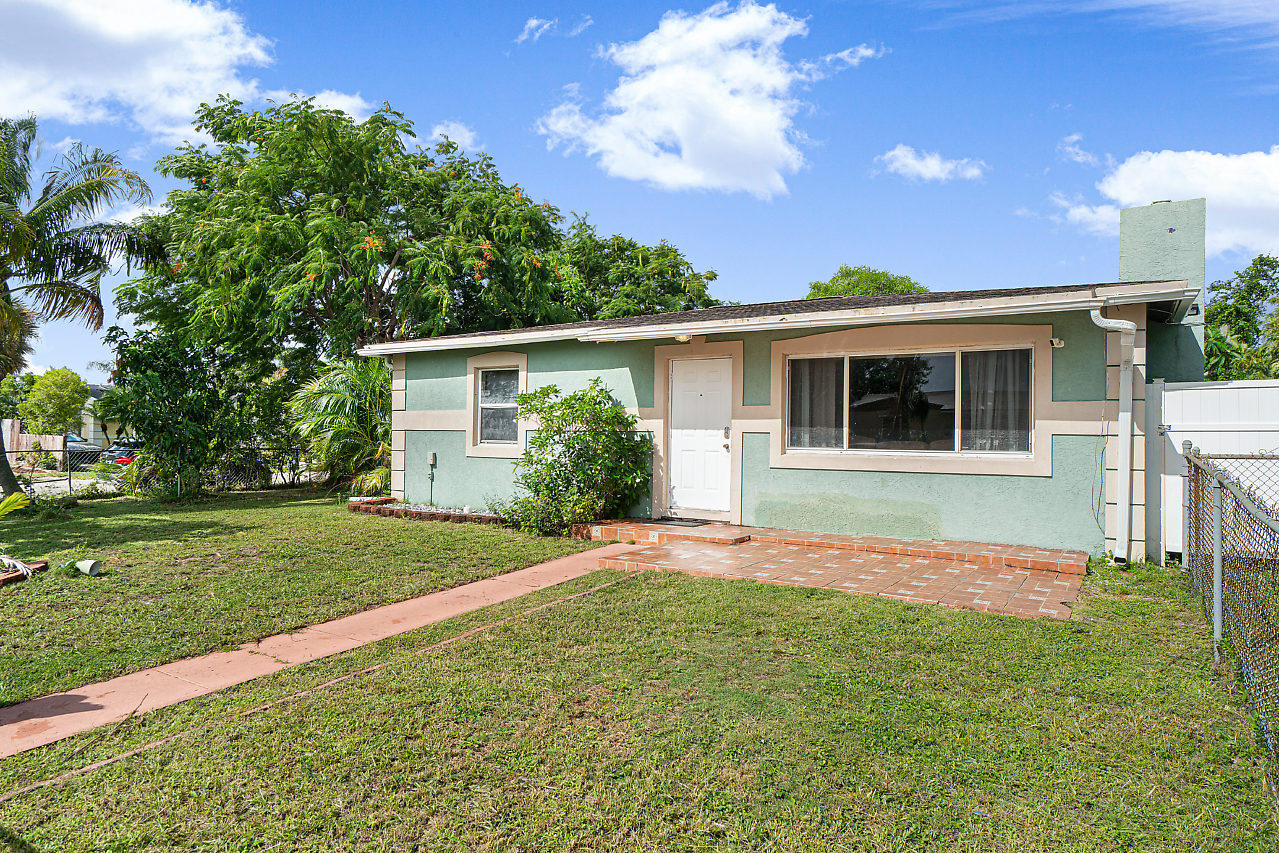 2361 Robin Road West Palm Beach, FL 33409 - Photo 3 of 22 003-2361RobinRd-WestPalmBeach-FL-small