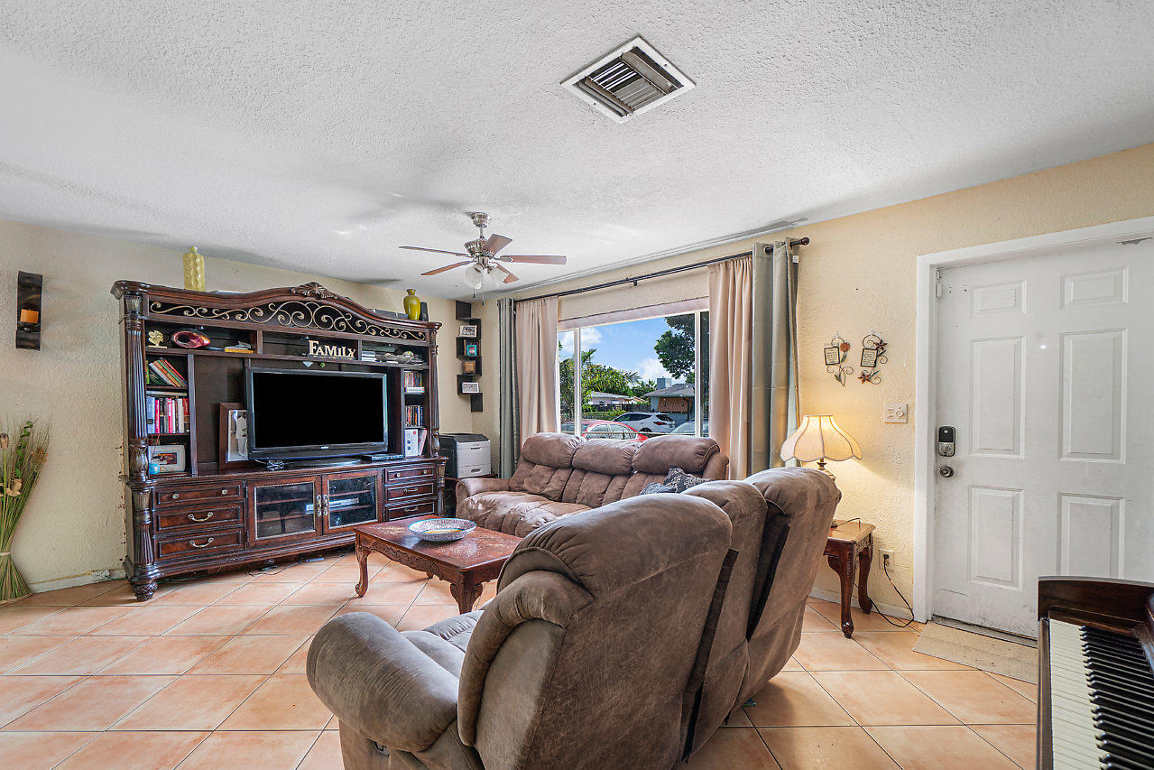 2361 Robin Road West Palm Beach, FL 33409 - Photo 5 of 22 010-2361RobinRd-WestPalmBeach-FL-small