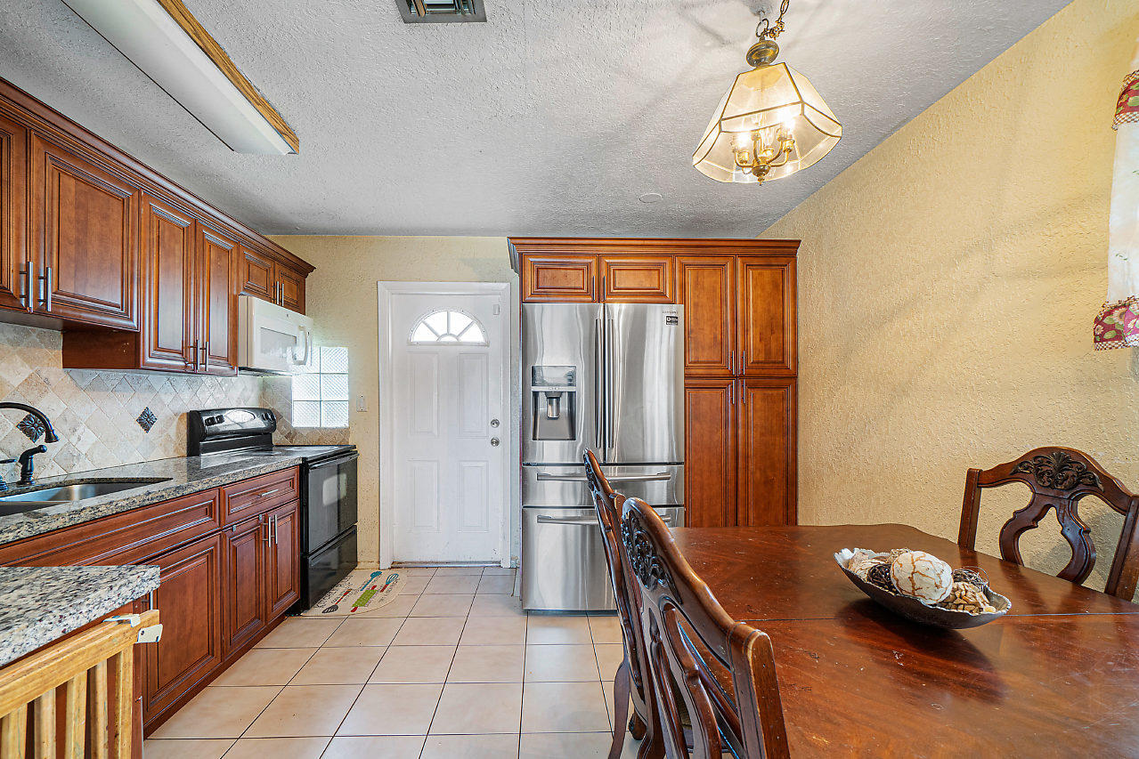 2361 Robin Road West Palm Beach, FL 33409 - Photo 8 of 22 013-2361RobinRd-WestPalmBeach-FL-small
