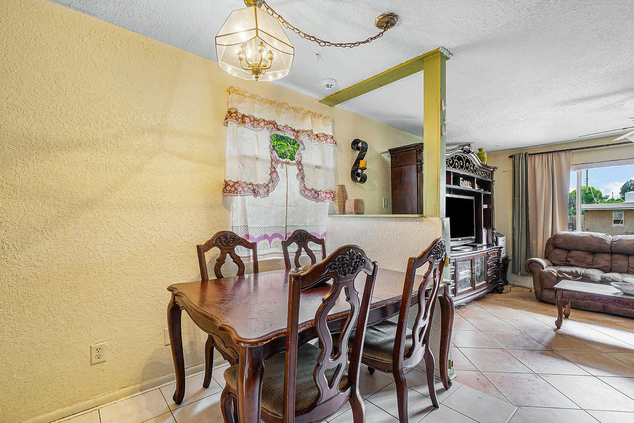 2361 Robin Road West Palm Beach, FL 33409 - Photo 9 of 22 014-2361RobinRd-WestPalmBeach-FL-small