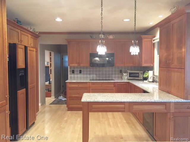 30069 High Valley Road Farmington Hills, MI 48331 - Photo 8 of 17