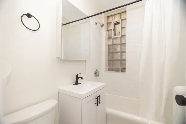 $1,850 | 6405 North Hamilton Avenue, Unit 2, Chicago, IL 60659