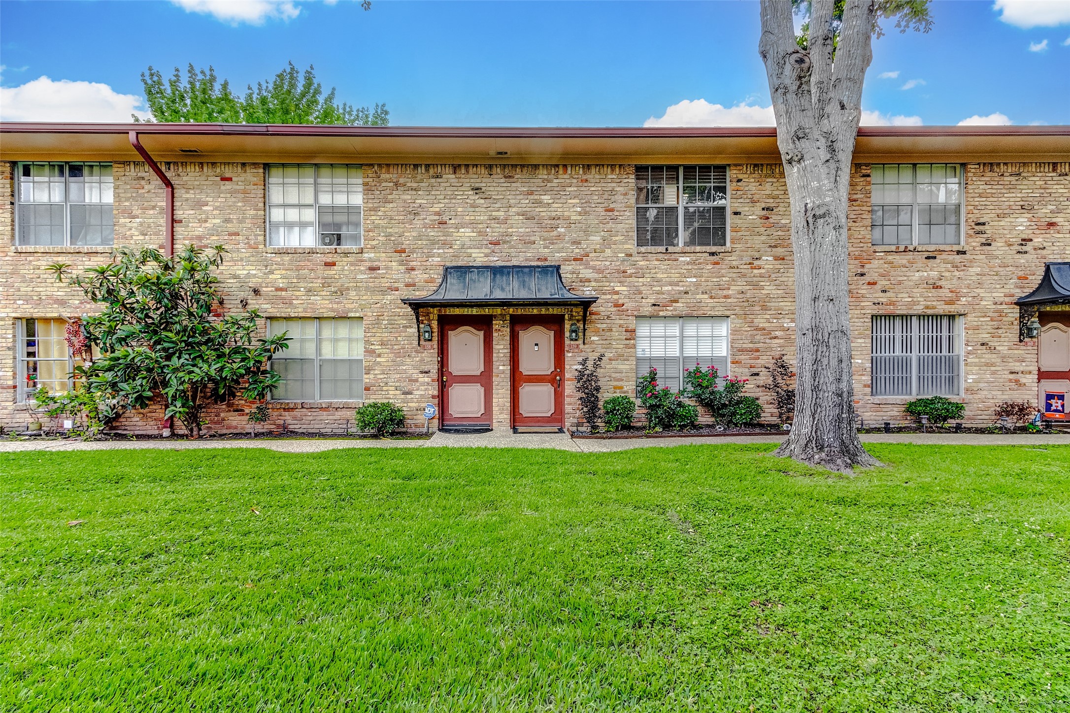 7600 Burgoyne Road, Unit 159 Houston, TX 77063 - Photo 23 of 40 Courtyard / Green spaces