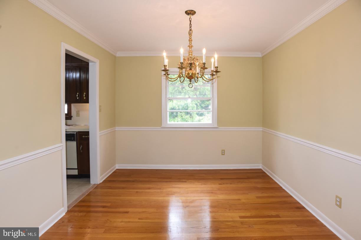 10600 Harry Heth Road Williamsport, MD 21795 - Photo 14 of 52 Two Toned with Chair Rail and Dental Crown Molding