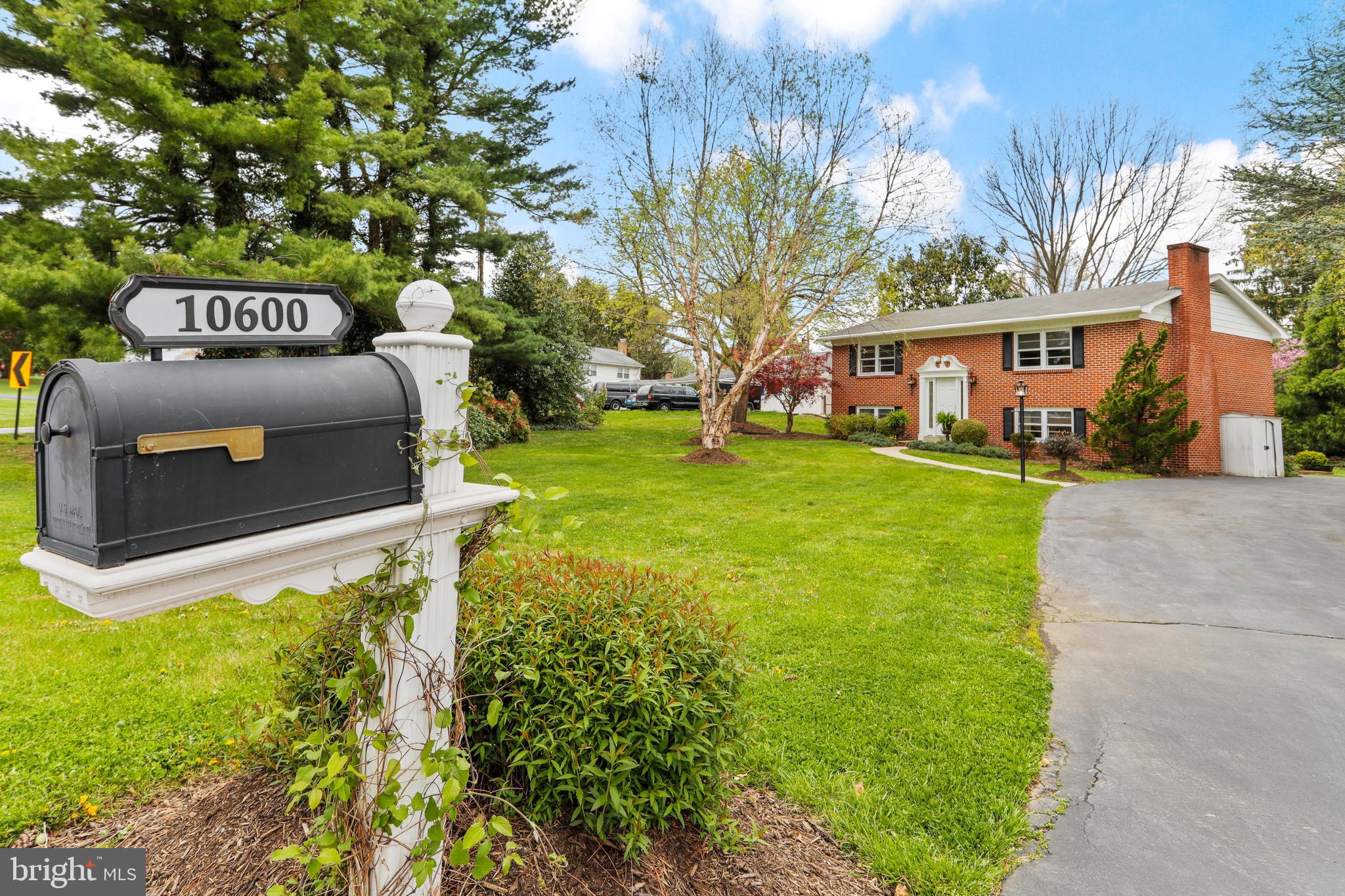 10600 Harry Heth Road Williamsport, MD 21795 - Photo 4 of 52 Regal Elegance with Landscaping and Gardens