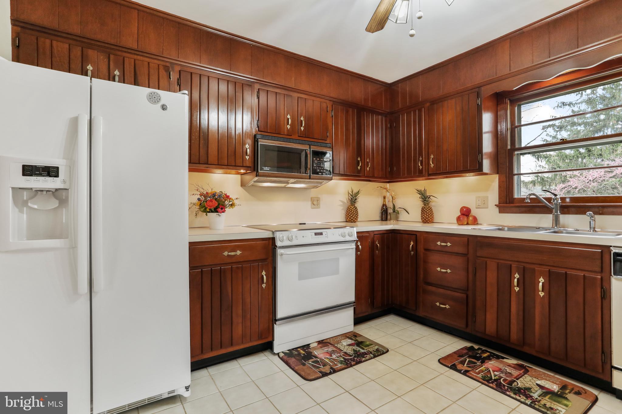 10600 Harry Heth Road Williamsport, MD 21795 - Photo 9 of 52 Kitchen 10' X 11', True Cherry Hardwood Cabinets
