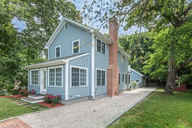 a view of a house with a yard