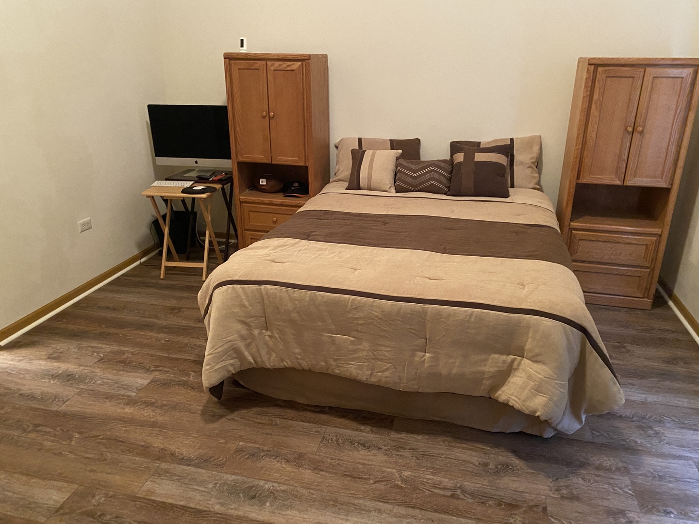 922 North Springfield Avenue Chicago, IL 60651 - Photo 30 of 47 a bedroom with a bed tv and a desk