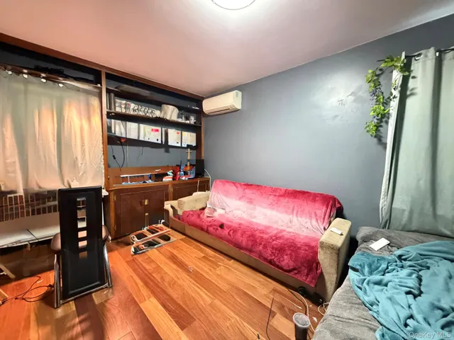 $1,298,000 | 58-23 192nd Street | Auburndale