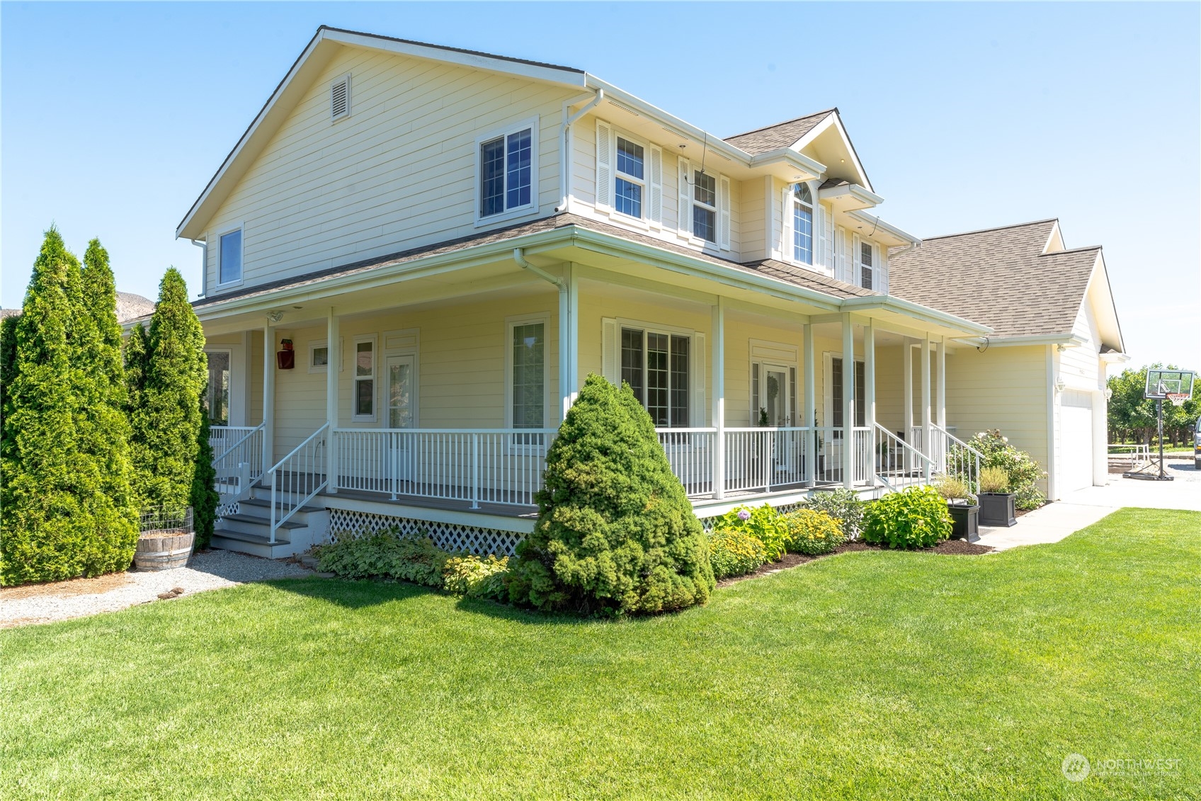 900 Loop Avenue Manson, WA 98831 - Photo 10 of 40 front view of a house and a yard