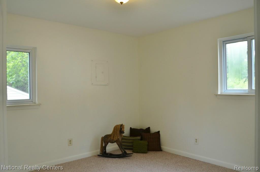 3805 Mapleleaf Road Waterford, MI 48328 - Photo 23 of 30 Bedroom #1 - new carpet.