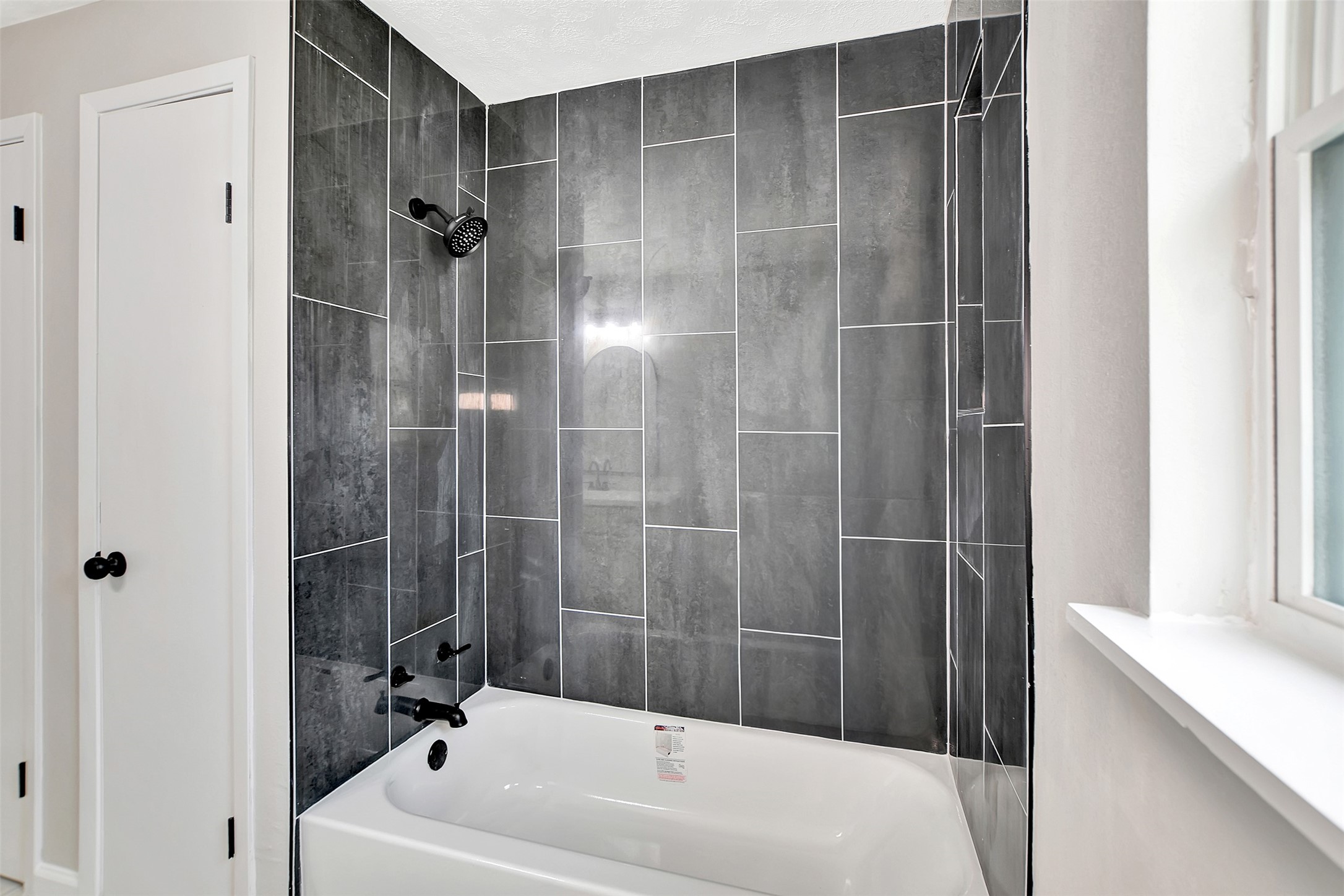 704 Teabury Street Pasadena, TX 77503 - Photo 31 of 43 a bathroom with a bathtub and a shower