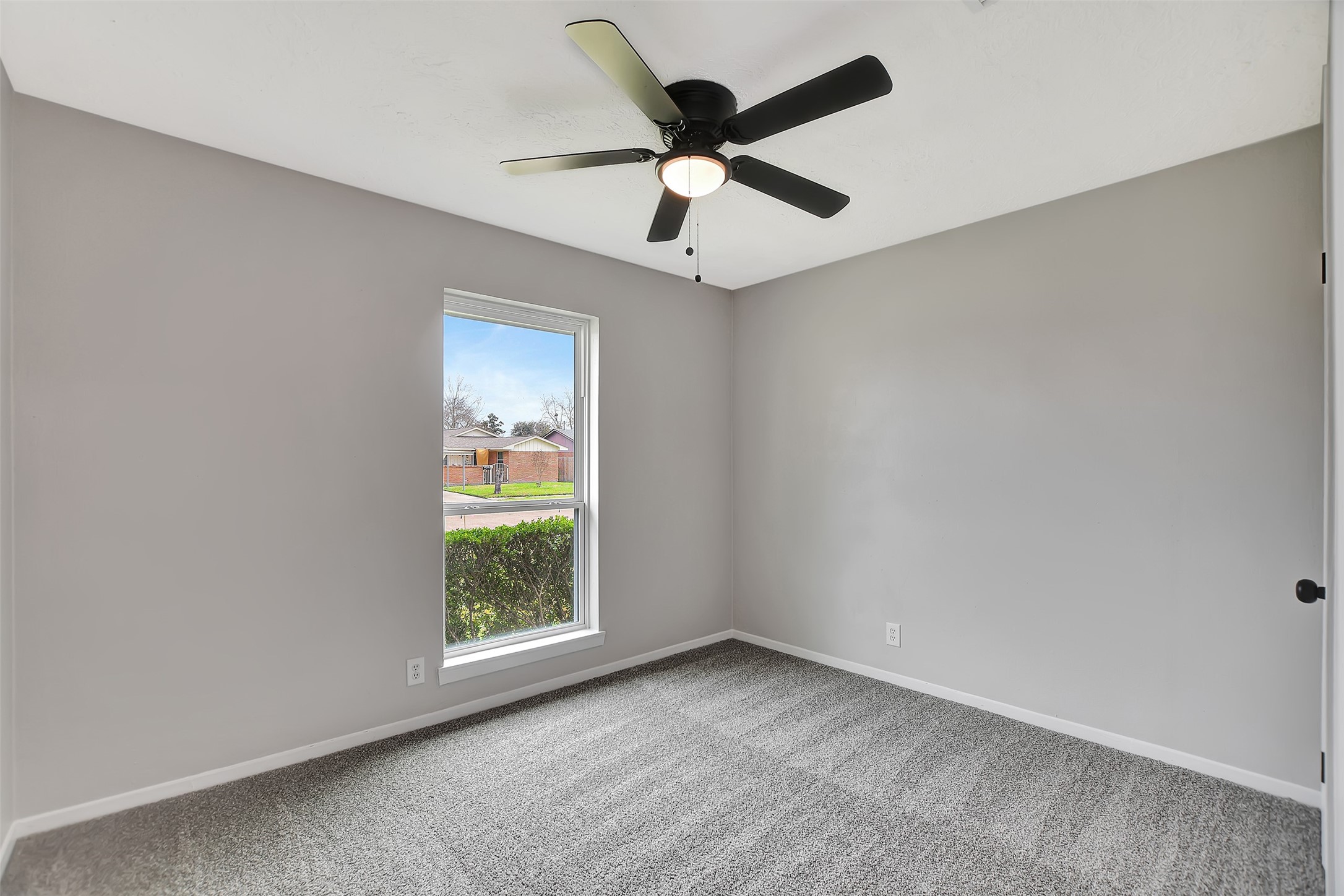 704 Teabury Street Pasadena, TX 77503 - Photo 34 of 43 an empty room with ceiling fan and windows