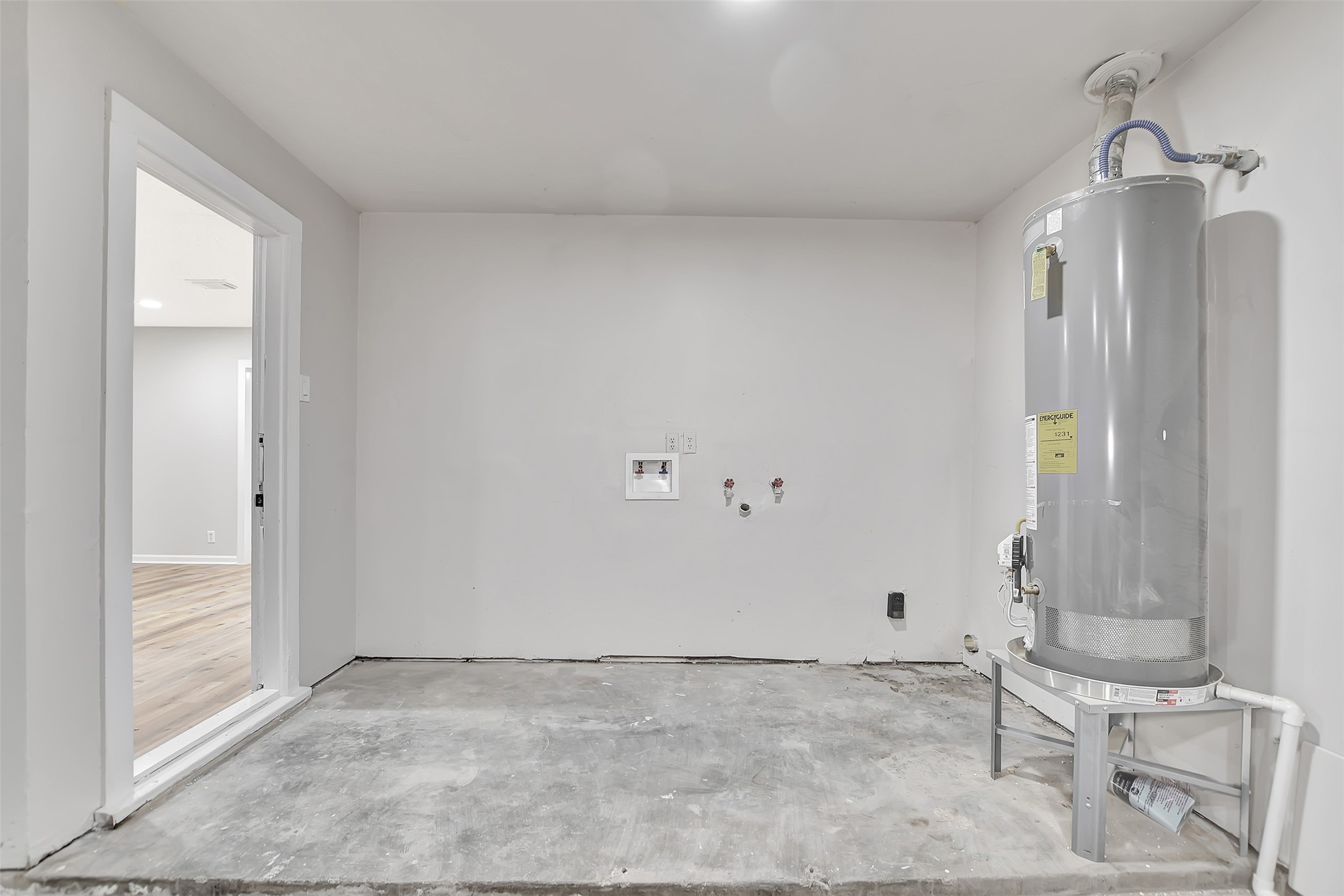 704 Teabury Street Pasadena, TX 77503 - Photo 41 of 43 a view of an empty room and a window