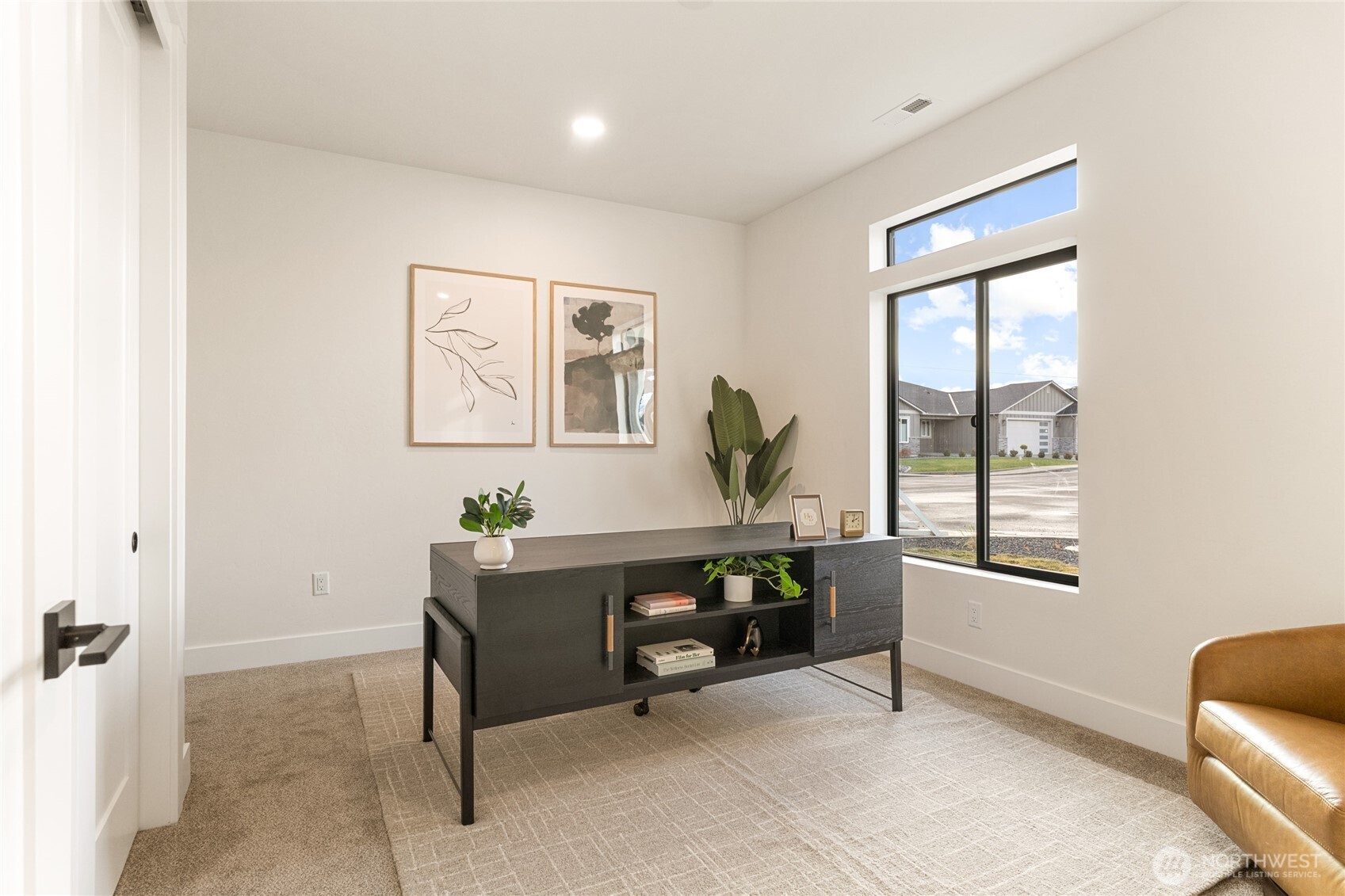 550 South Oasis Loop East Wenatchee, WA 98802 - Photo 12 of 36 a living room with furniture and window