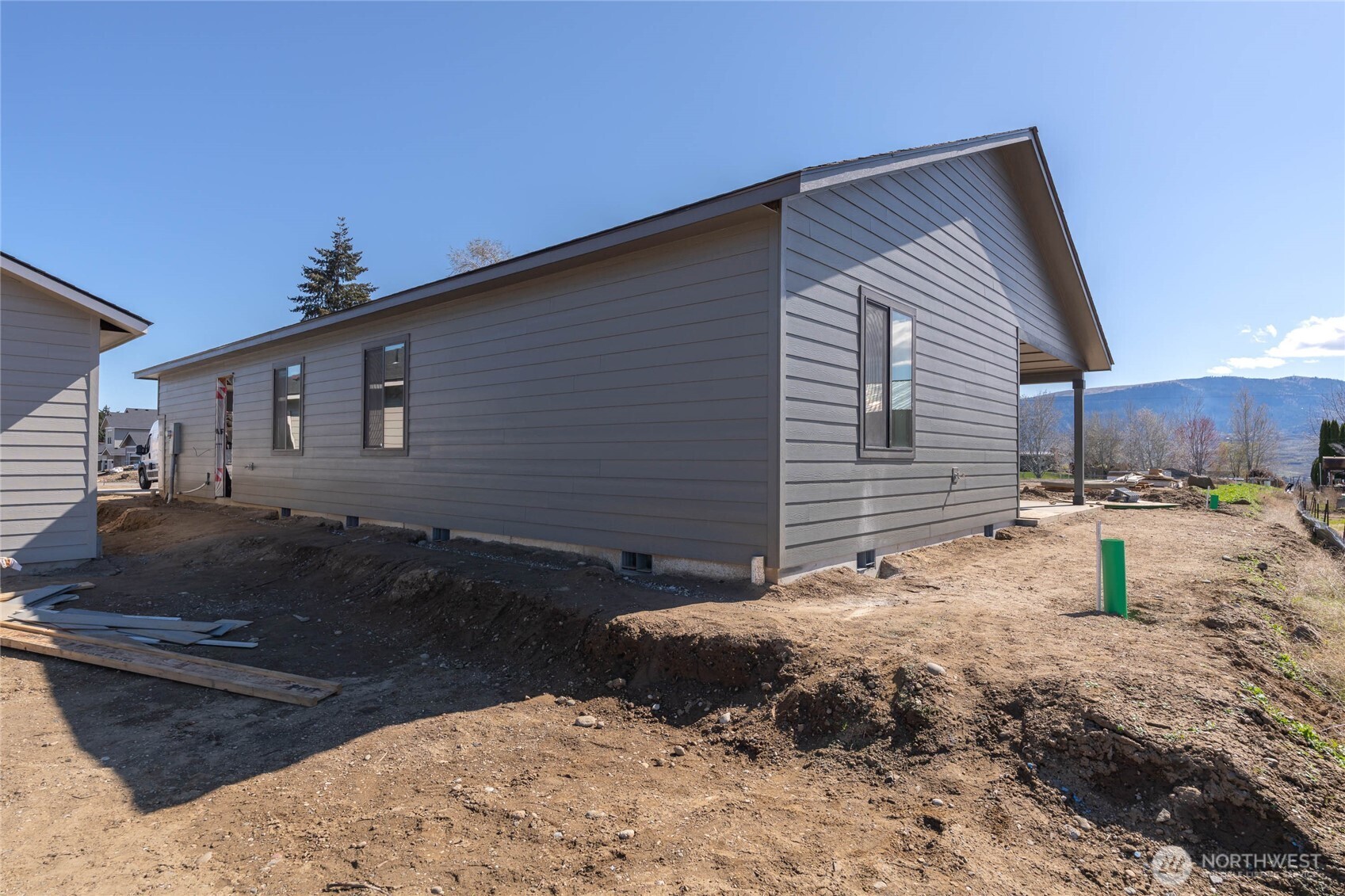 550 South Oasis Loop East Wenatchee, WA 98802 - Photo 14 of 36 a backyard of a house