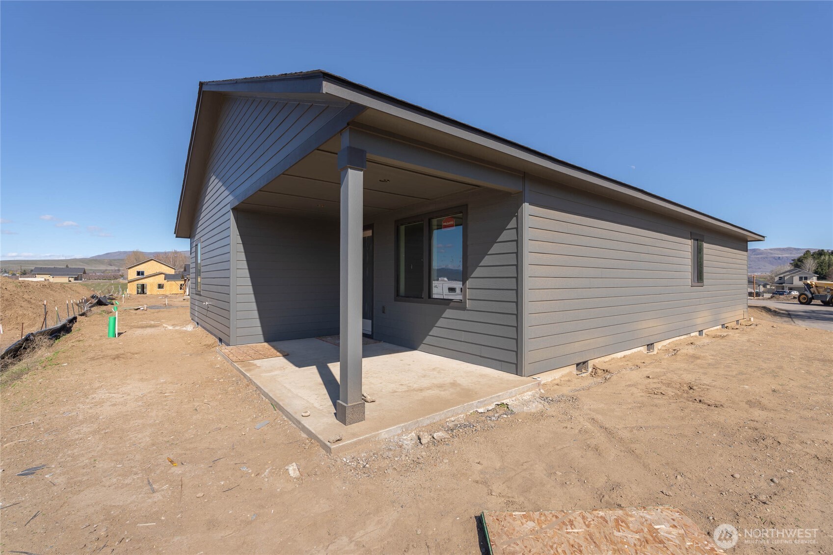 550 South Oasis Loop East Wenatchee, WA 98802 - Photo 17 of 36 a backyard of a house