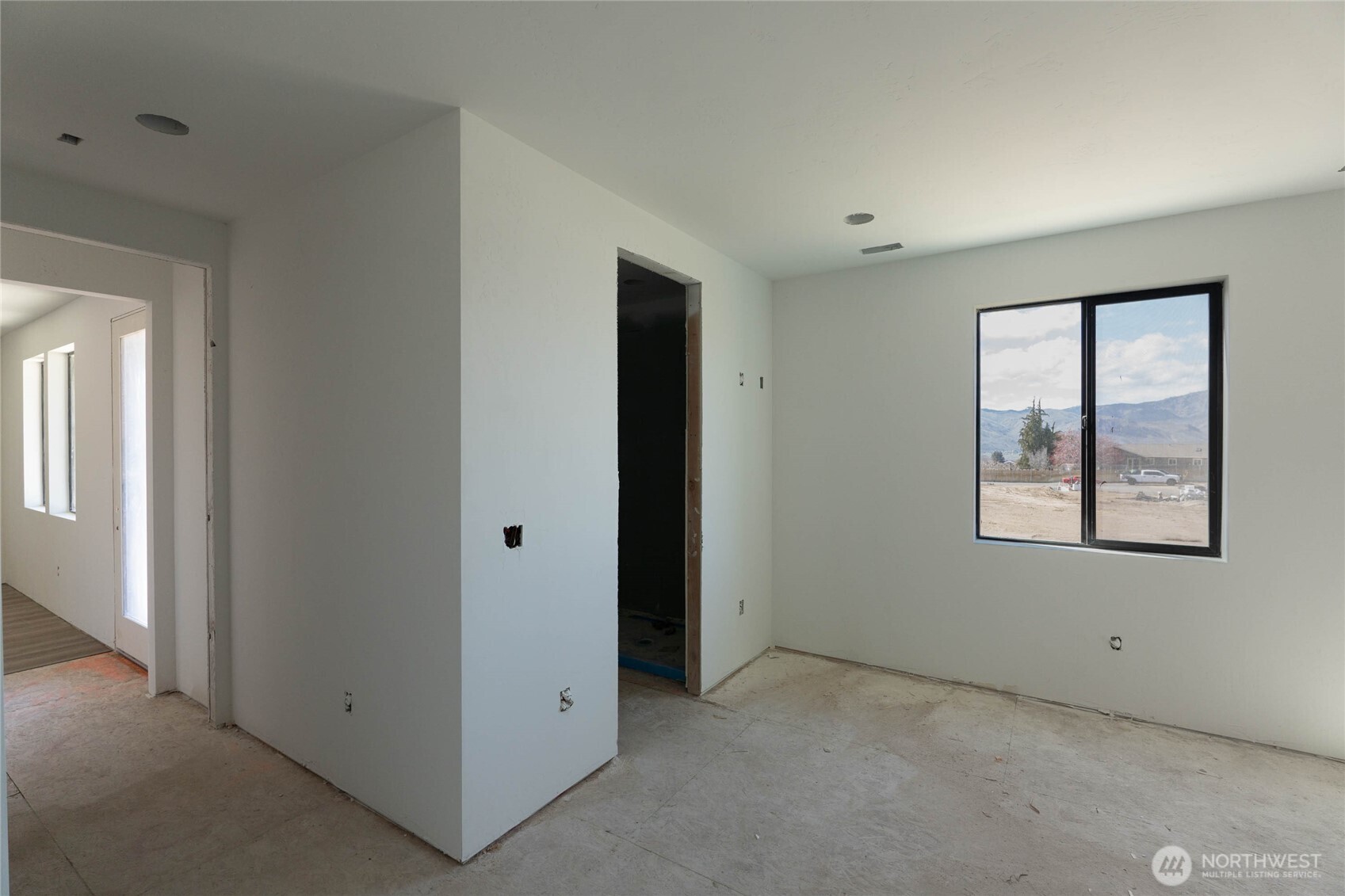 550 South Oasis Loop East Wenatchee, WA 98802 - Photo 18 of 36 an empty room with windows and closet