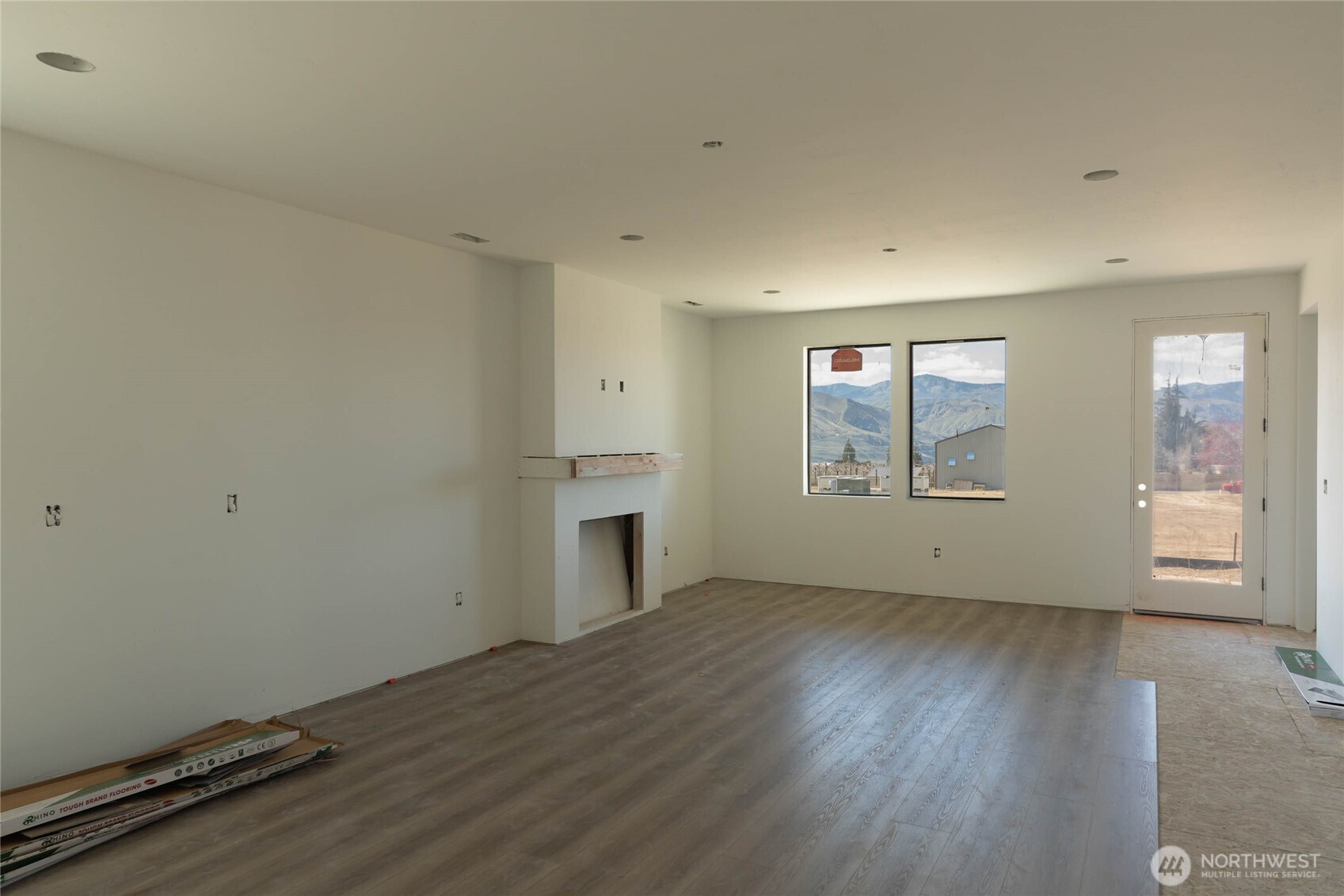 550 South Oasis Loop East Wenatchee, WA 98802 - Photo 21 of 36 an empty room with wooden floor and windows