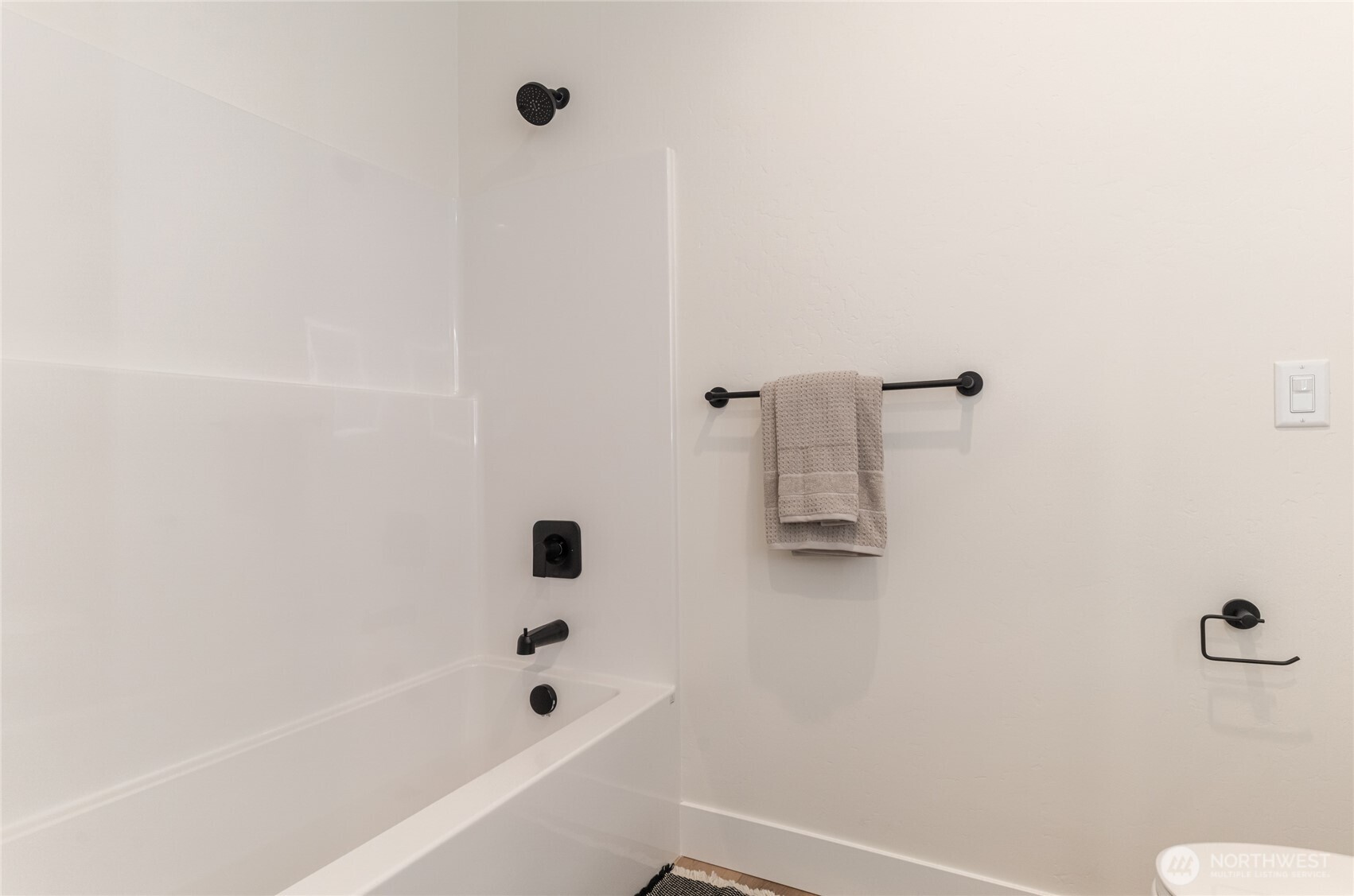 550 South Oasis Loop East Wenatchee, WA 98802 - Photo 29 of 36 a bathroom with a bathtub and shower