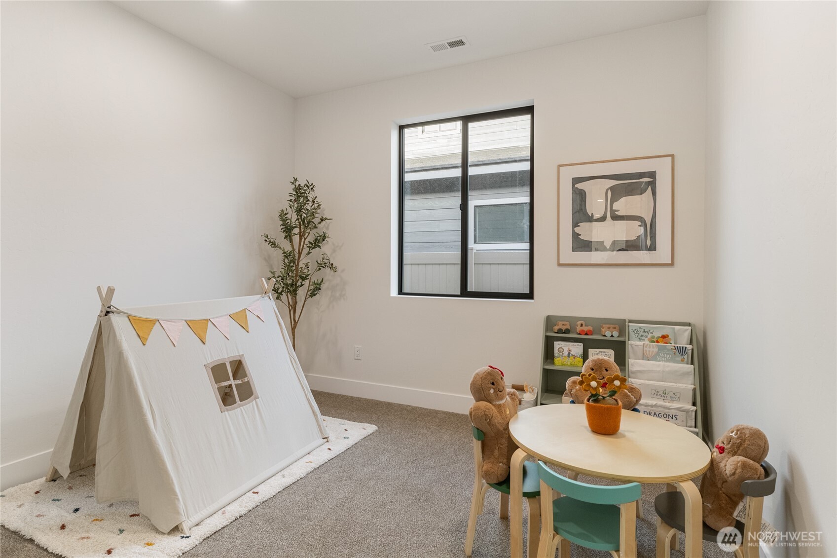 550 South Oasis Loop East Wenatchee, WA 98802 - Photo 33 of 36 a living room with furniture and a table
