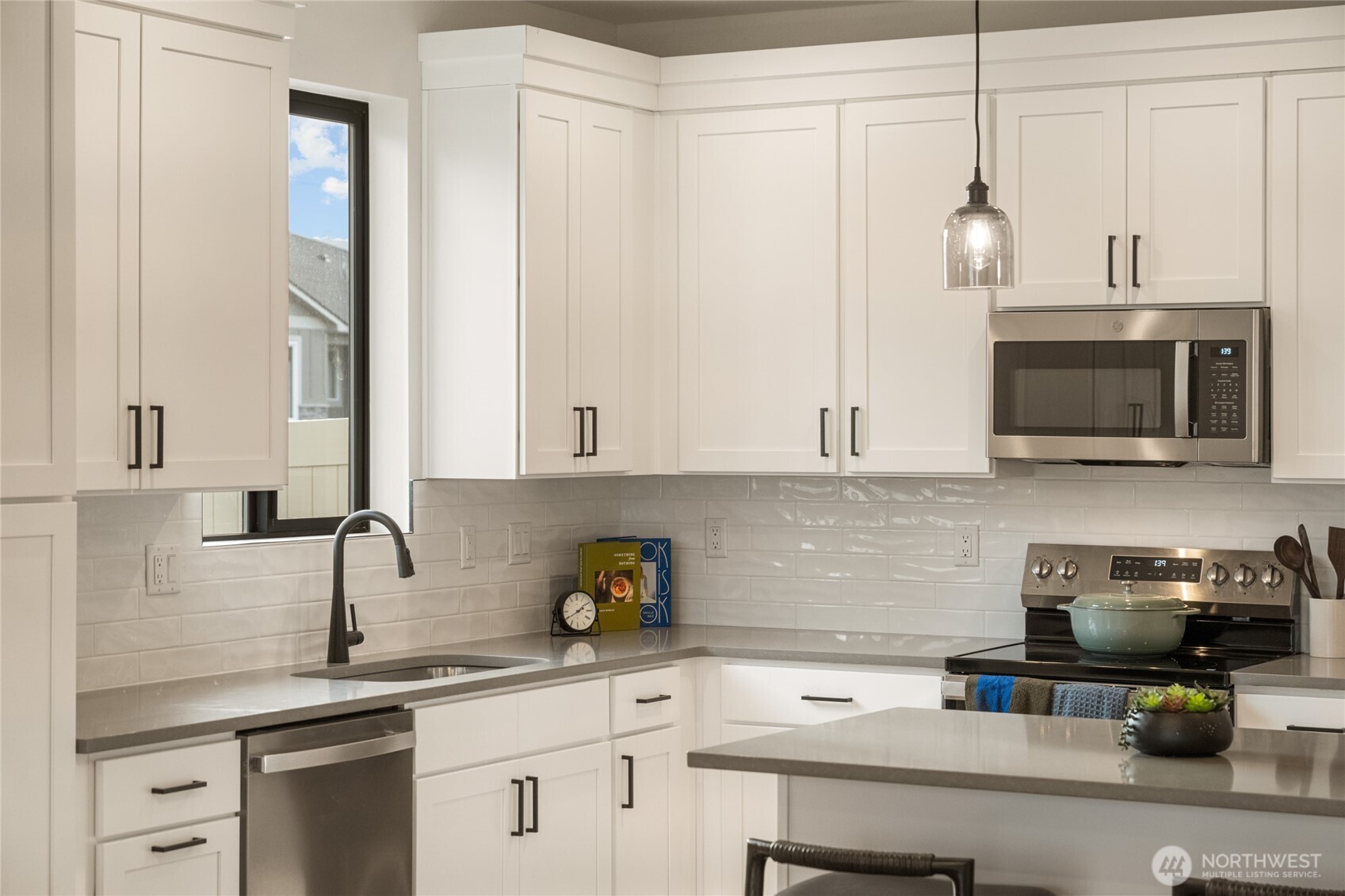 550 South Oasis Loop East Wenatchee, WA 98802 - Photo 8 of 36 a kitchen with a sink and a stove top oven
