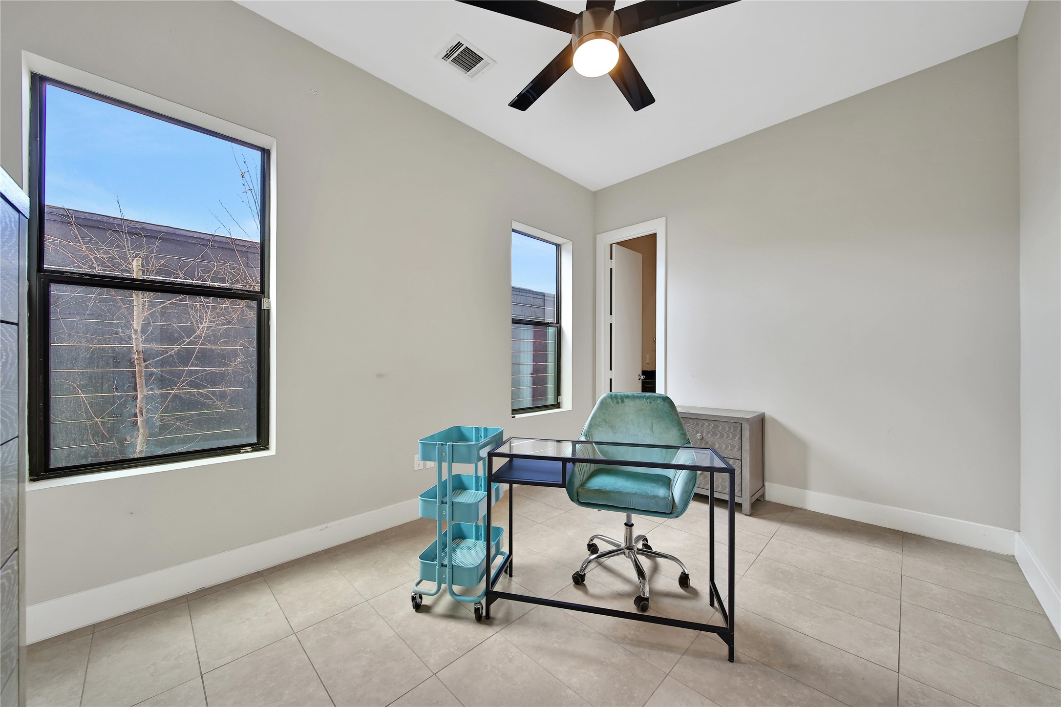 1407 Hickory Street Houston, TX 77007 - Photo 11 of 38 a room with furniture and window