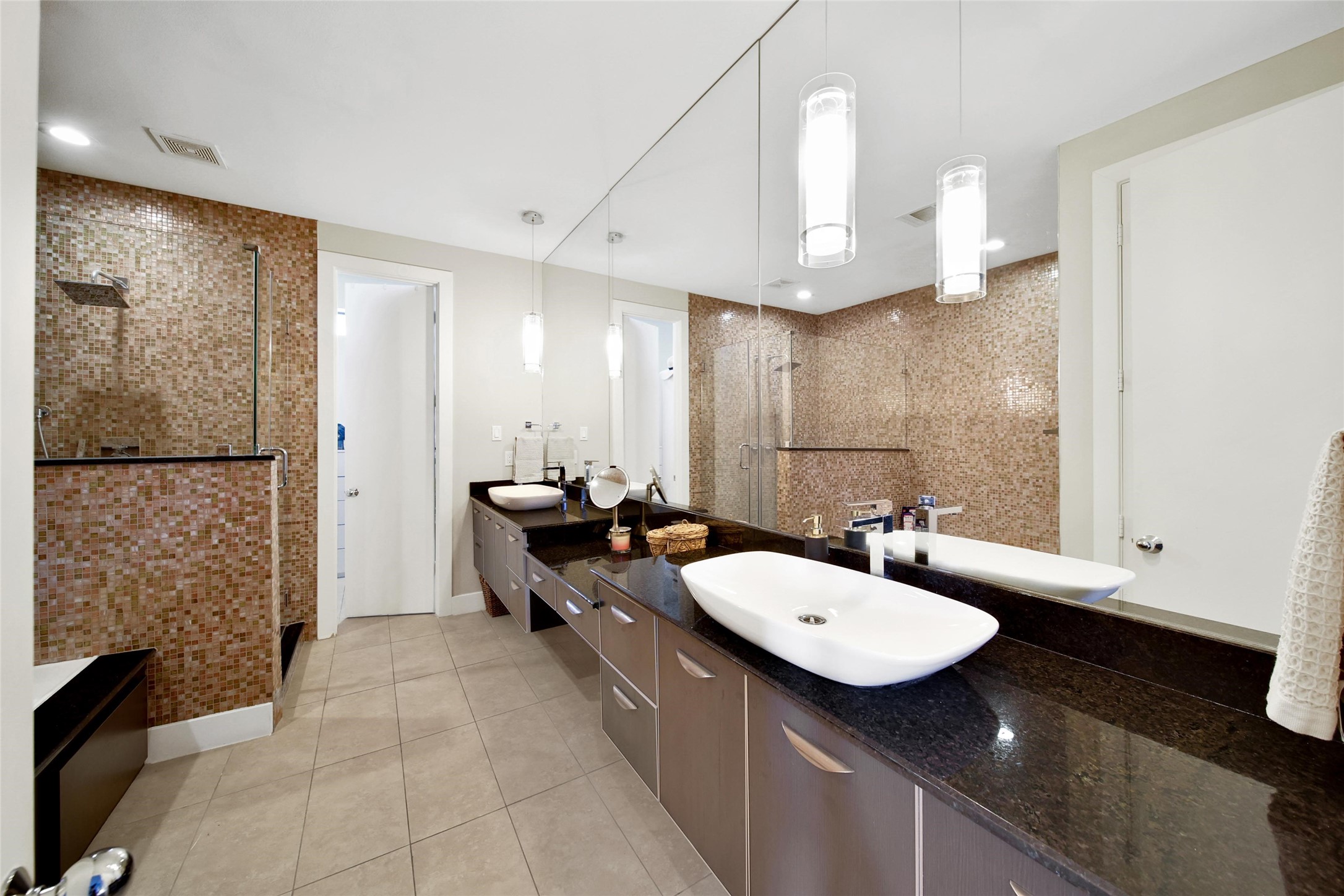 1407 Hickory Street Houston, TX 77007 - Photo 19 of 38 a bathroom with a sink and a mirror