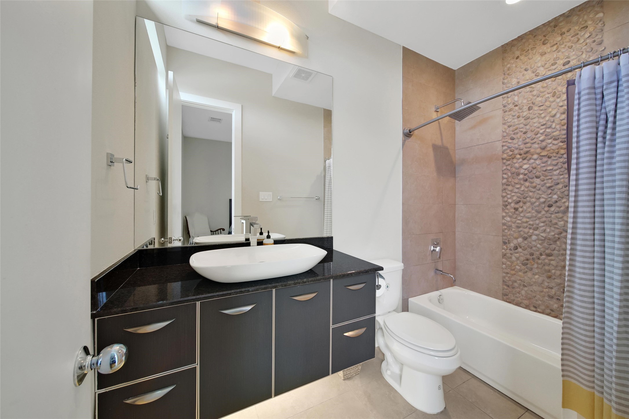 1407 Hickory Street Houston, TX 77007 - Photo 25 of 38 a bathroom with a sink a toilet a mirror and shower