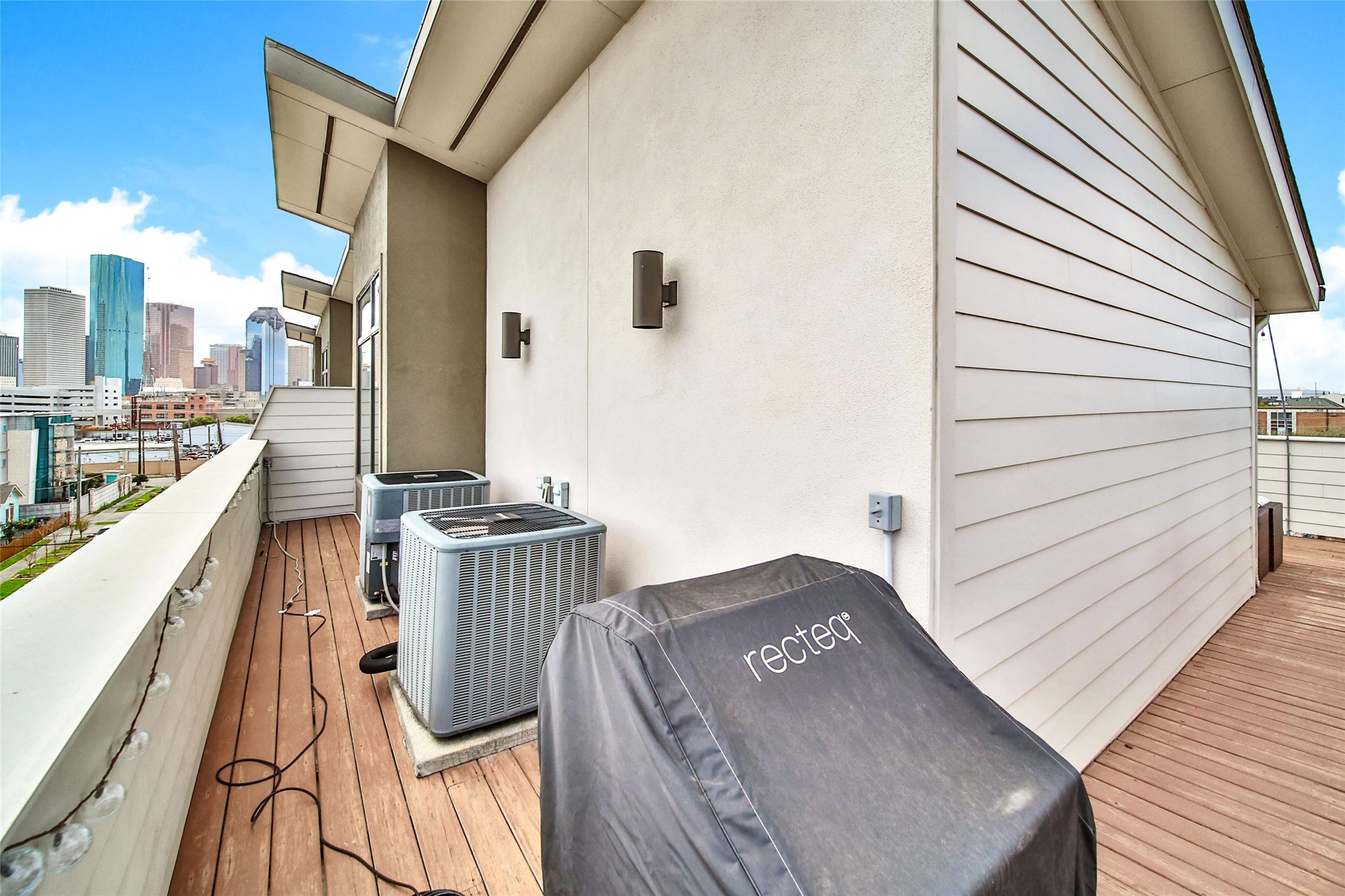 1407 Hickory Street Houston, TX 77007 - Photo 32 of 38 a balcony with a couch