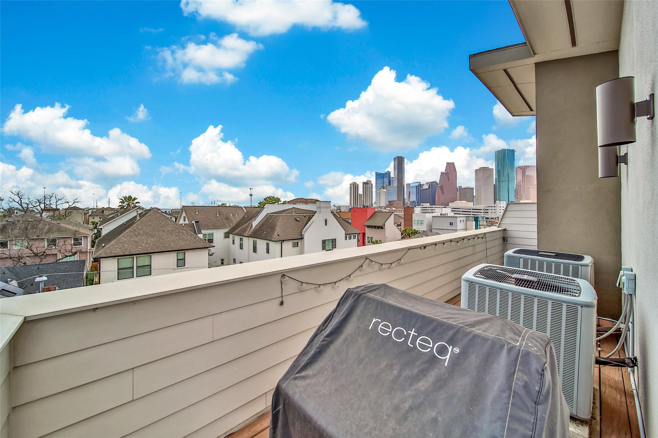 1407 Hickory Street Houston, TX 77007 - Photo 33 of 38 a view of a city from a balcony