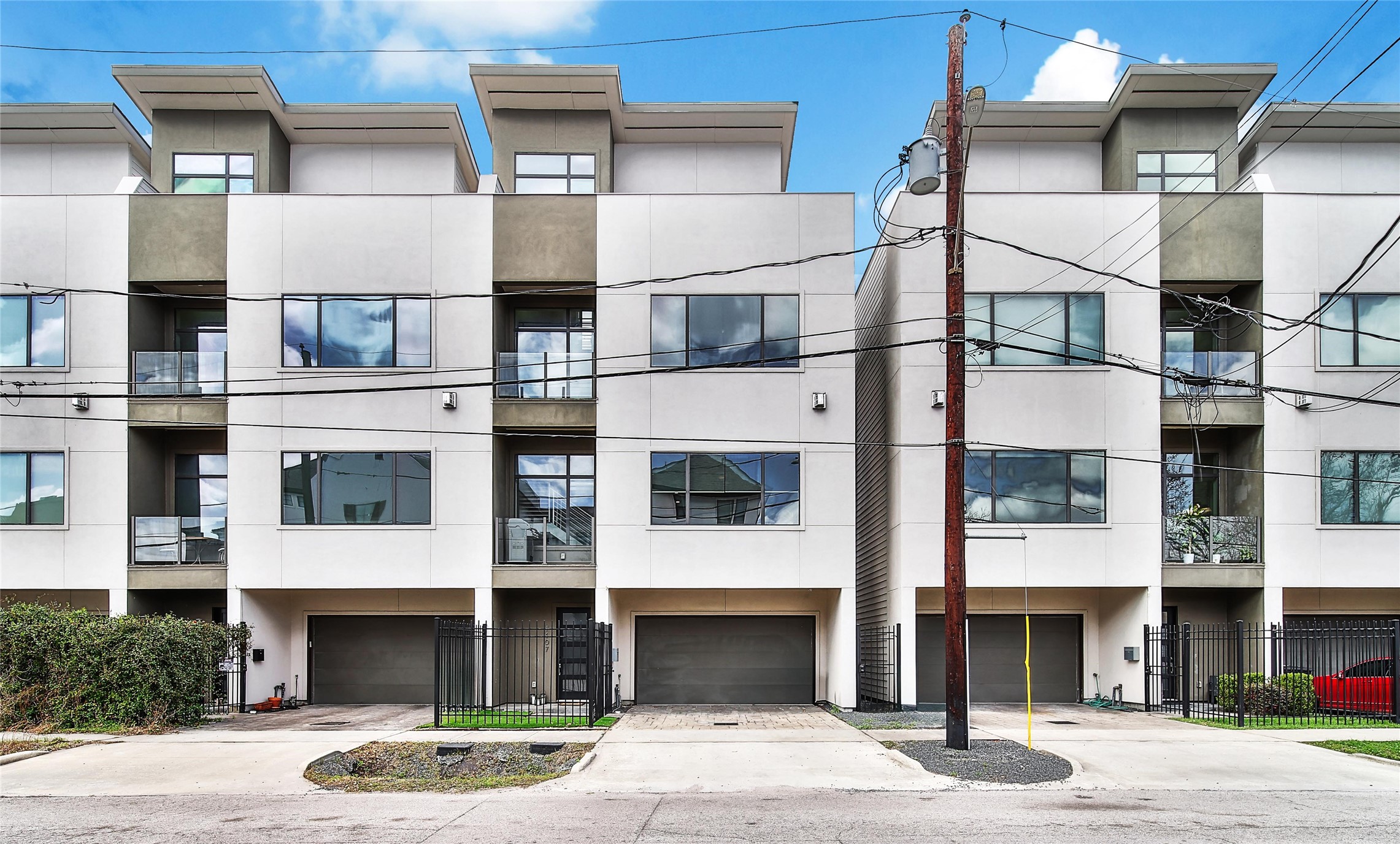 1407 Hickory Street Houston, TX 77007 - Photo 36 of 38 a front view of a building with a street