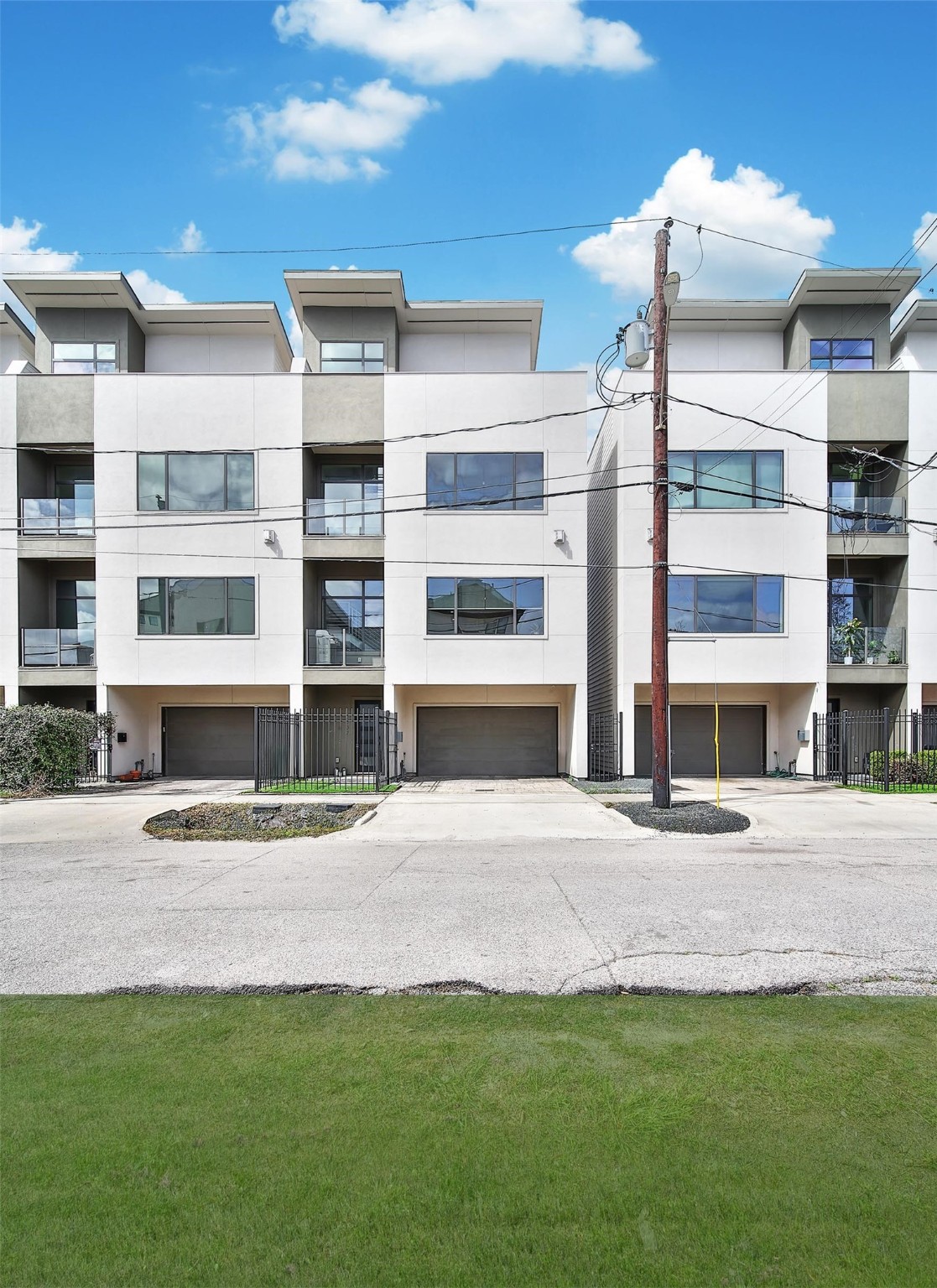 1407 Hickory Street Houston, TX 77007 - Photo 37 of 38 a view of the house with a yard and large parking space
