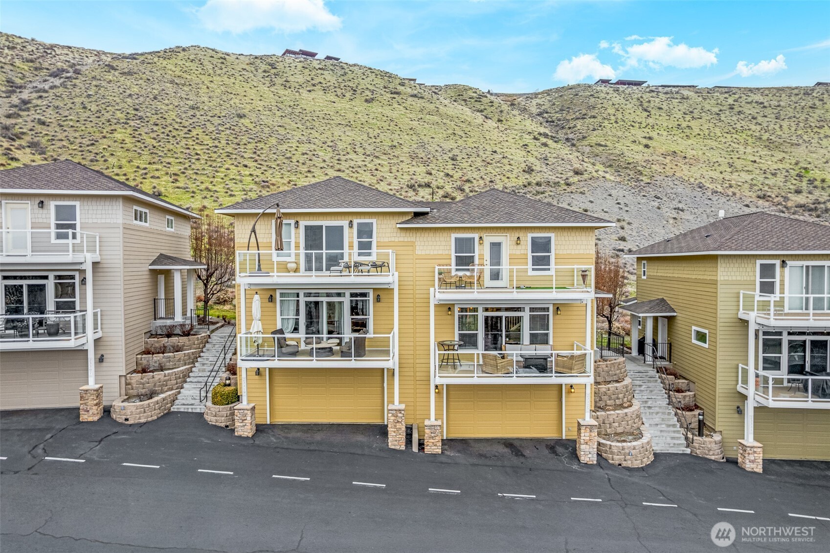 23325 Sunserra Loop, Unit A44 Quincy, WA 98848 - Photo 28 of 34 a front view of a house with a parking space