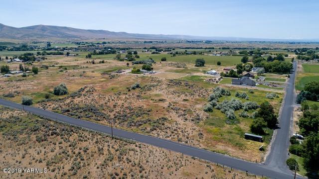 Nna South Griffin Road South Prosser, WA 99350 - Photo 11 of 16 a view of a mountain with a field and mountains in the background