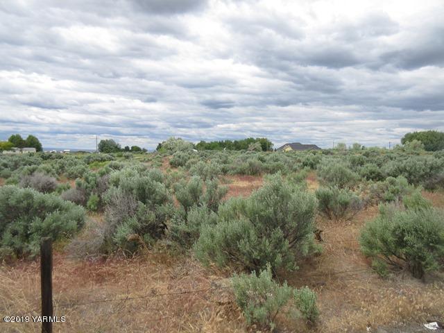 Nna South Griffin Road South Prosser, WA 99350 - Photo 12 of 16 a view of a dry yard with lots of green space
