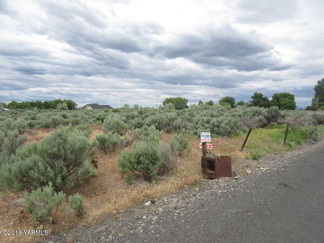 Nna South Griffin Road South Prosser, WA 99350 - Photo 14 of 16 a view of a dry yard with wooden fence