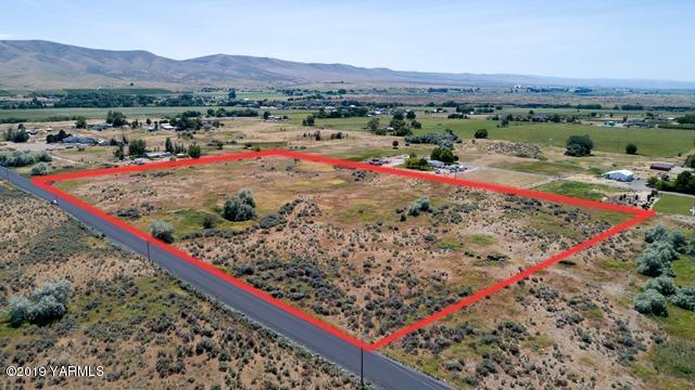 Nna South Griffin Road South Prosser, WA 99350 - Photo 5 of 16 a view of a backyard with a barn