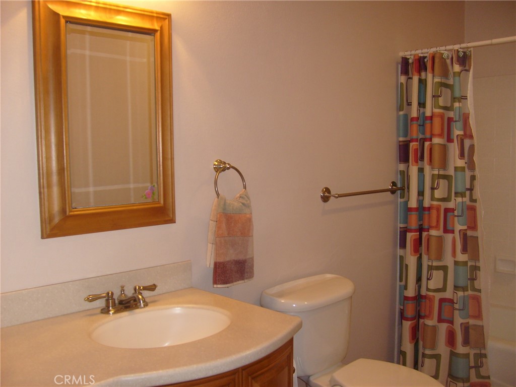 1915 Silver Oak Way Hemet, CA 92545 - Photo 12 of 18 GUEST Bathroom with Tub and Shower