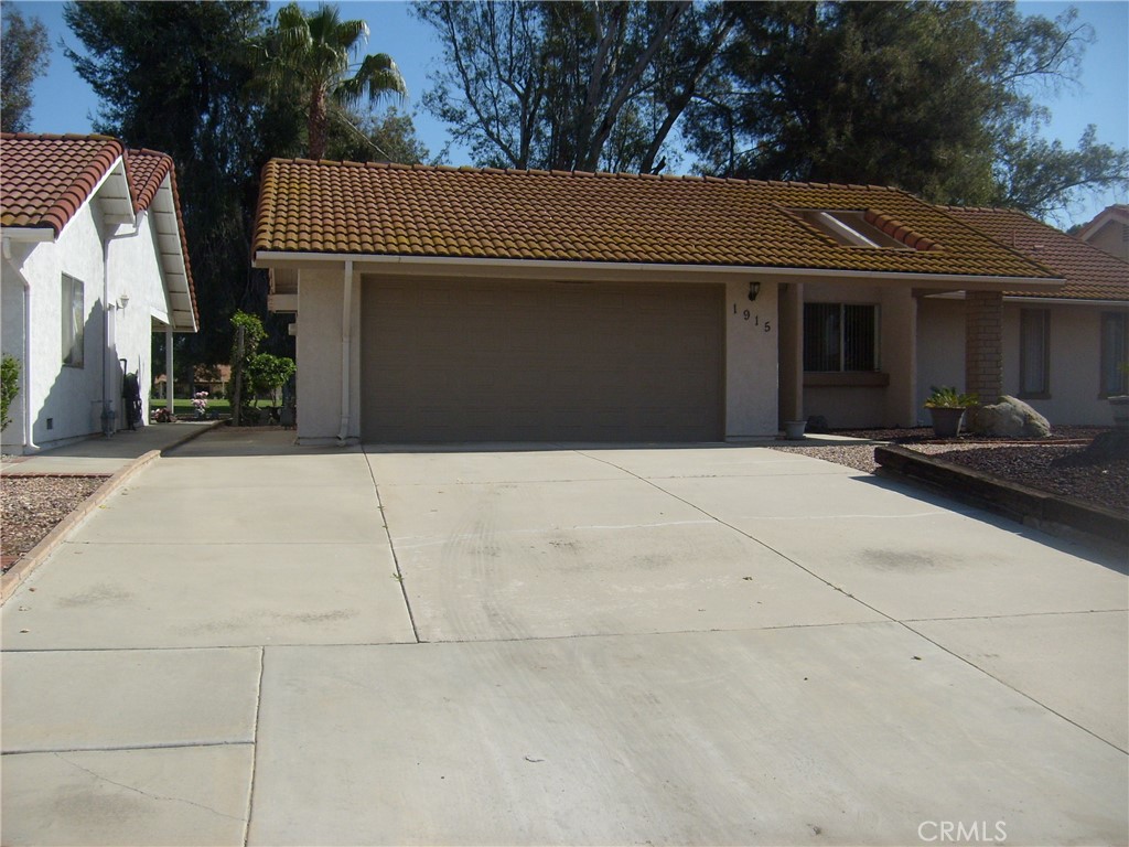 1915 Silver Oak Way Hemet, CA 92545 - Photo 2 of 18 Front Driveway