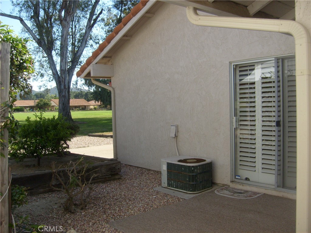 1915 Silver Oak Way Hemet, CA 92545 - Photo 4 of 18 Side Patio Area off Dining Room