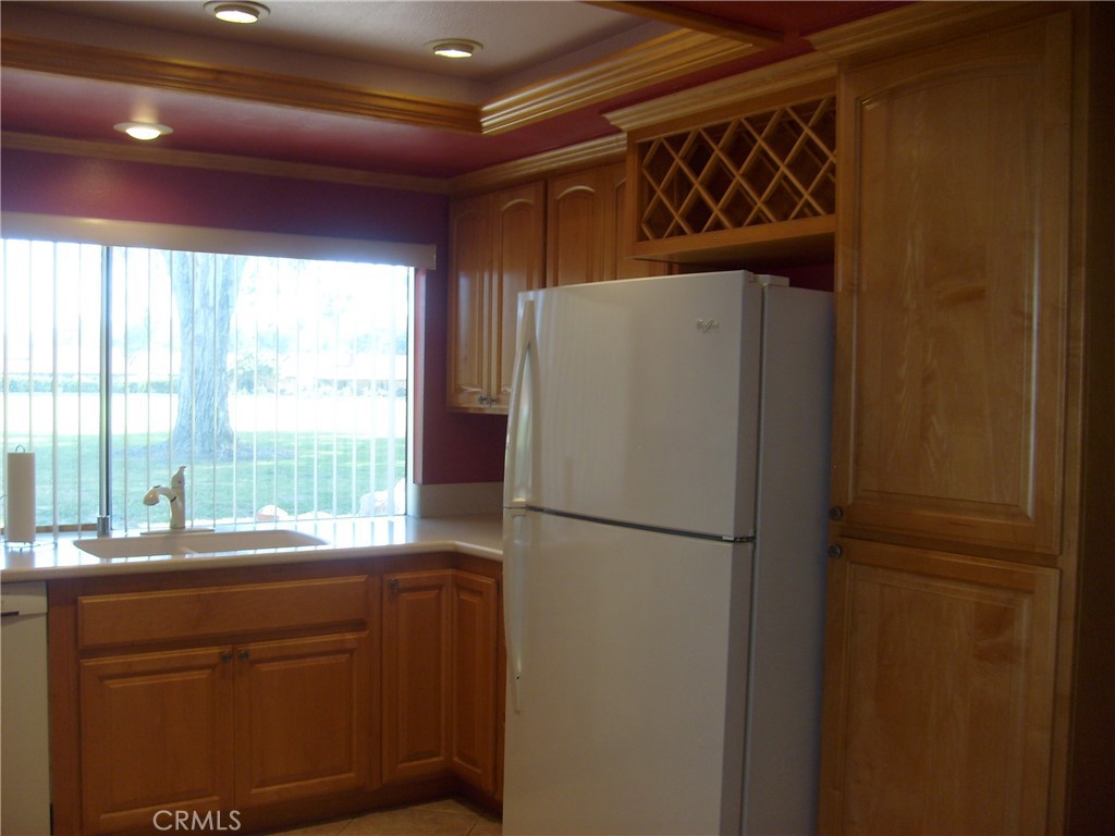 1915 Silver Oak Way Hemet, CA 92545 - Photo 5 of 18 Kitchen