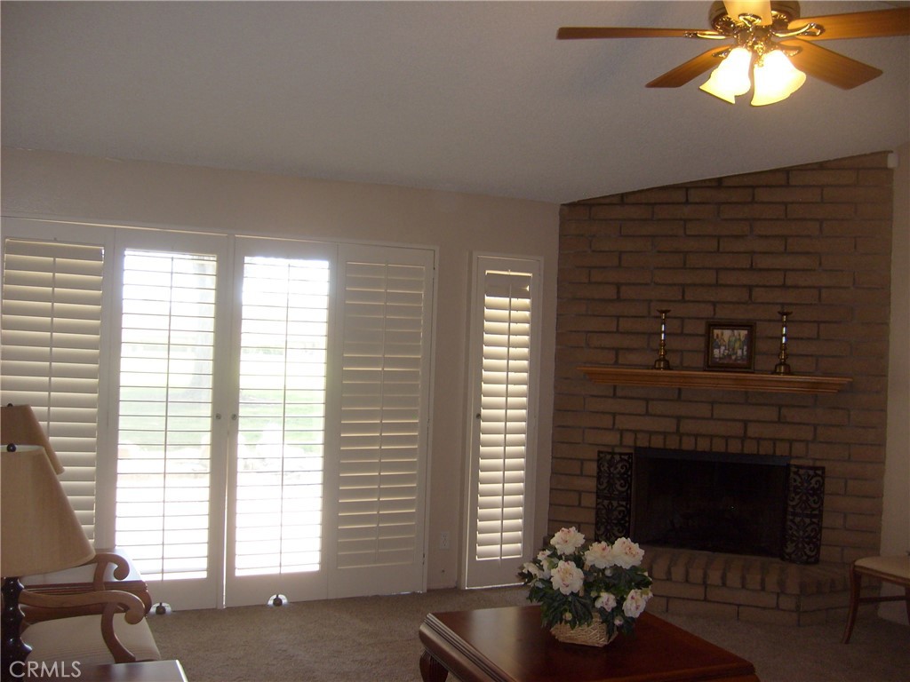 1915 Silver Oak Way Hemet, CA 92545 - Photo 7 of 18 Living Room