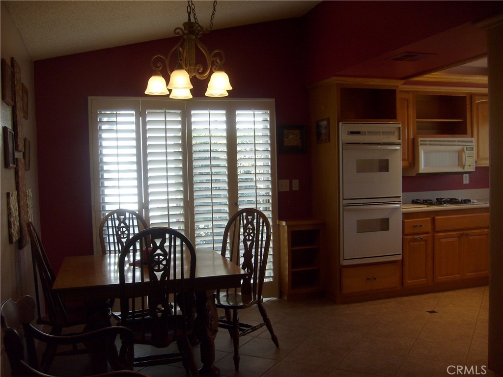 1915 Silver Oak Way Hemet, CA 92545 - Photo 8 of 18 Dining and Kitchen, Side Patio Door