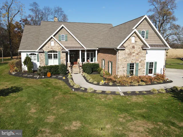 a view of house with garden