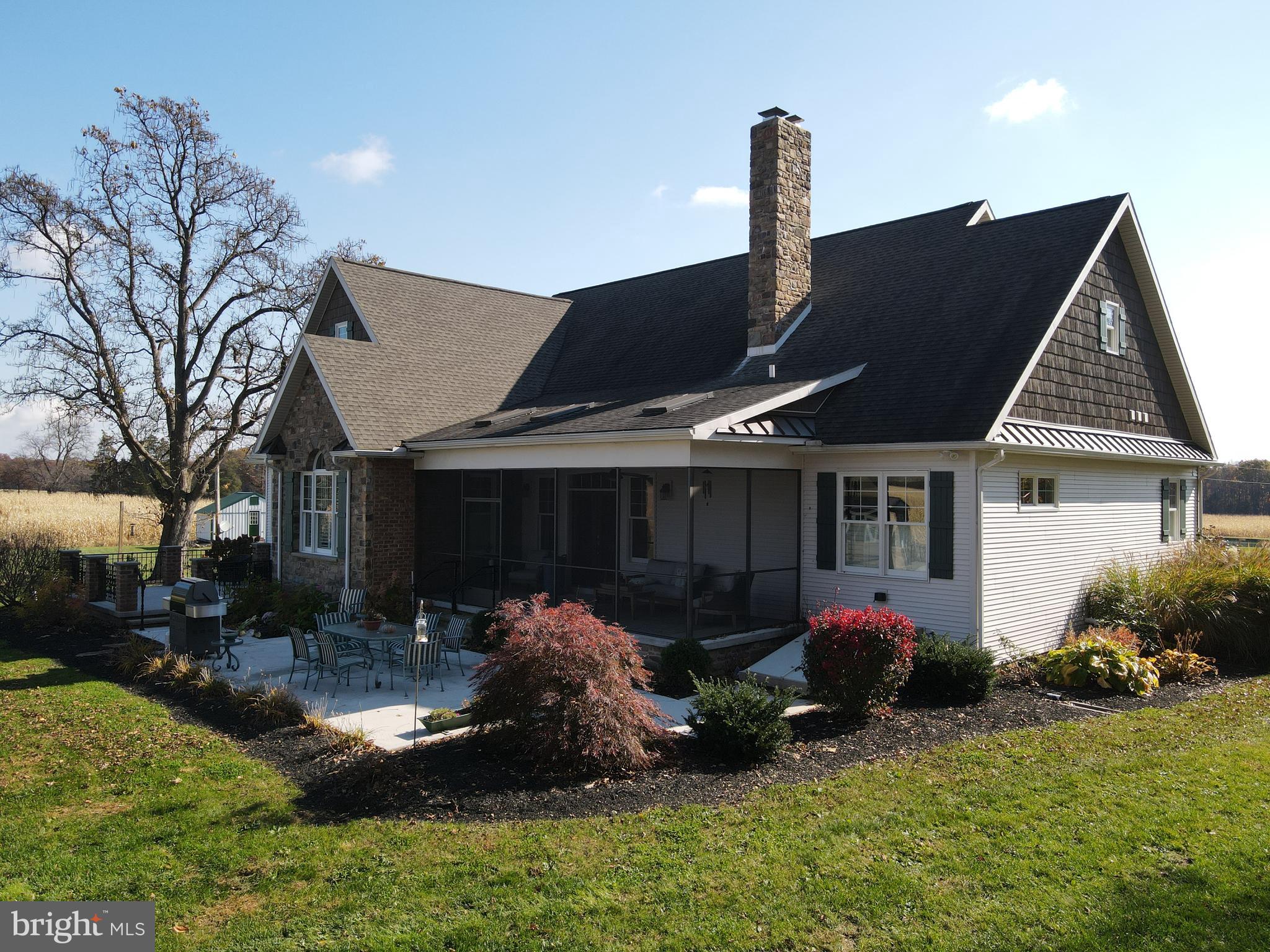 140 West Reynolds Road New Oxford, PA 17350 - Photo 10 of 132 a front view of a house with garden